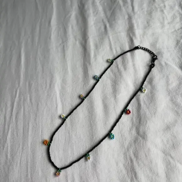 Black beaded flower necklace with - Picture 2 of 3